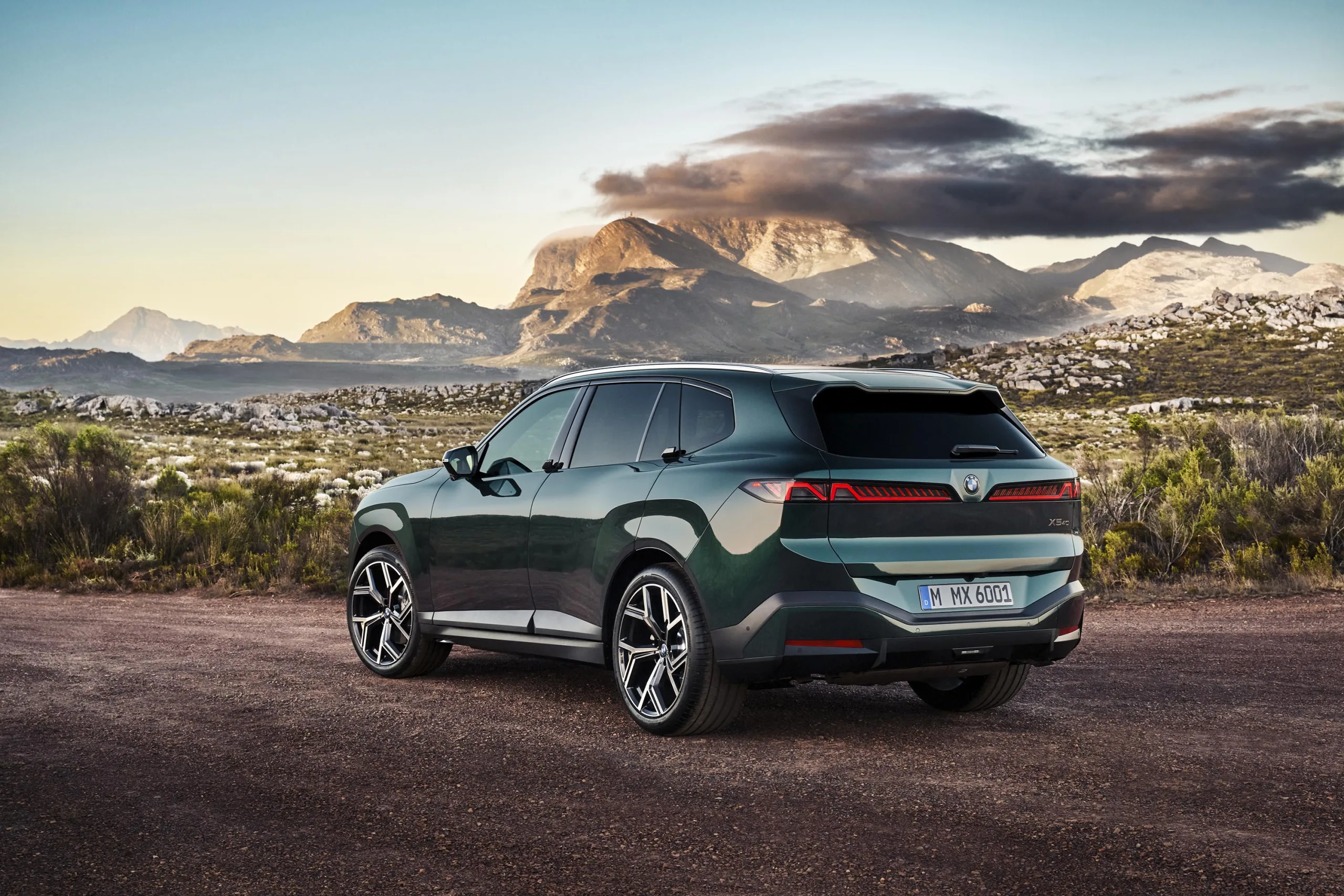 Os híbridos plug-in voltam com mais força, usando motor 3.0 turbo de seis cilindros em linha, motor elétrico de 197 cv e bateria útil de 26,5 kWh.