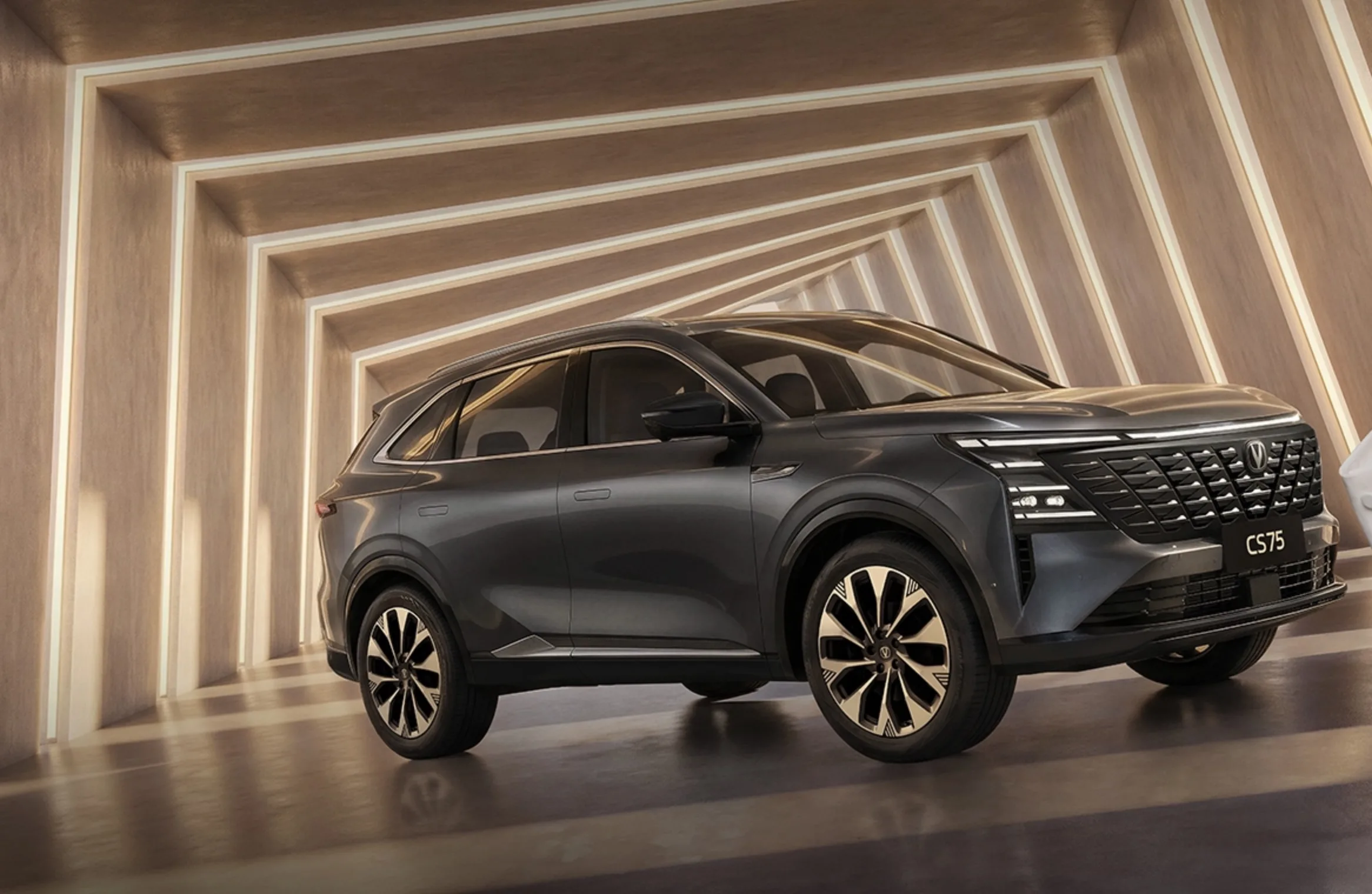 Um consumidor que entra em uma concessionária buscando SUV grande encontra no CS75 uma proposta tentadora: muito espaço, três telas no painel, aparência premium e preço de R$ 199,9 mil.