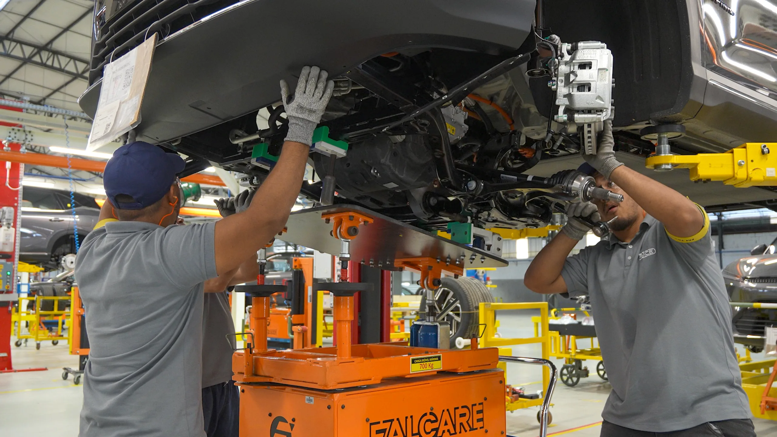 O SUV elétrico chega em regime SKD, com kits vindos da China, carroceria pronta e montagem final feita no Brasil.