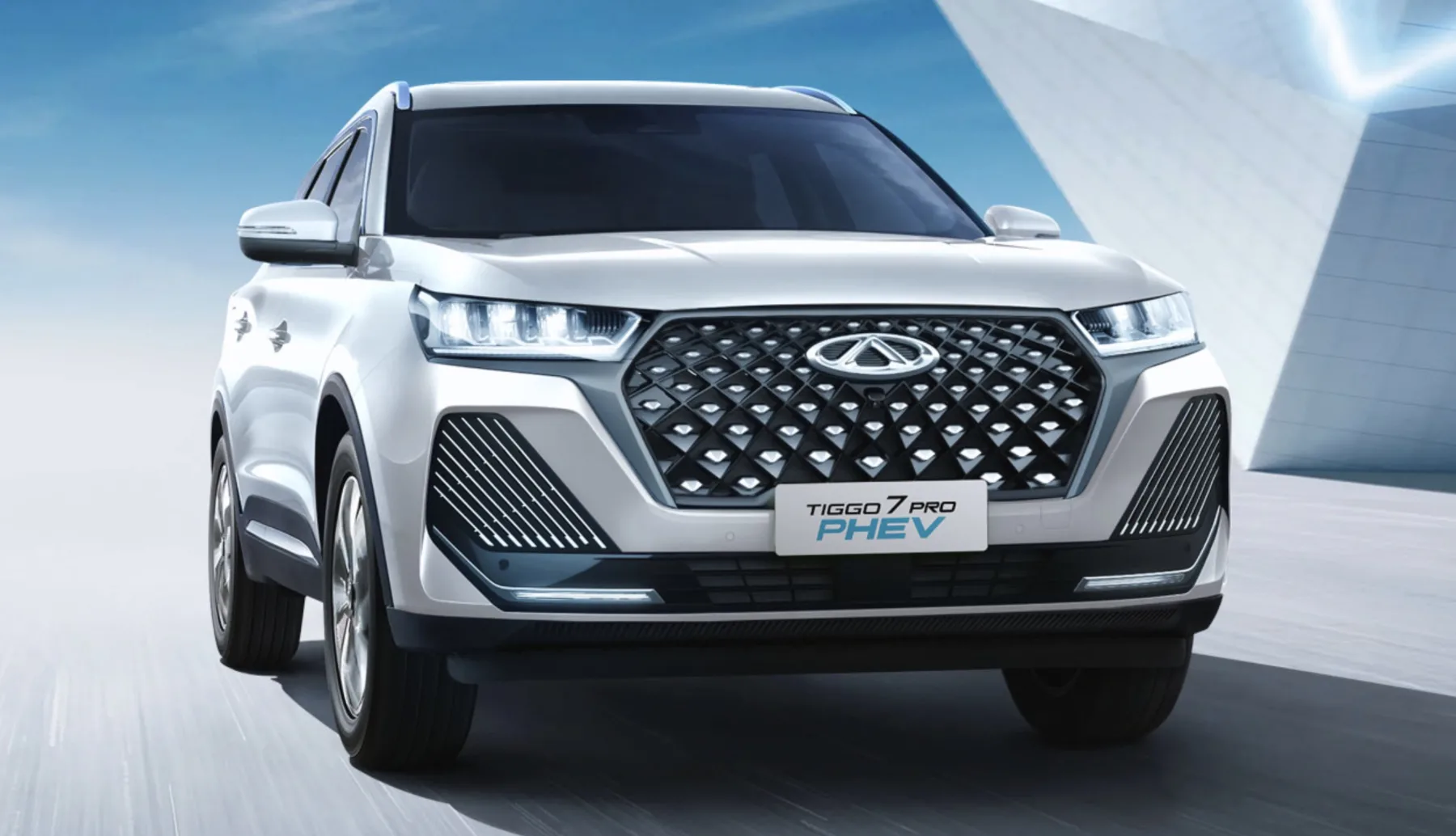 O Tiggo 7 Pro PHEV 2026 combina motor 1.5 turbo com dois elétricos e entrega 317 cv, força incomum para um SUV médio familiar.
