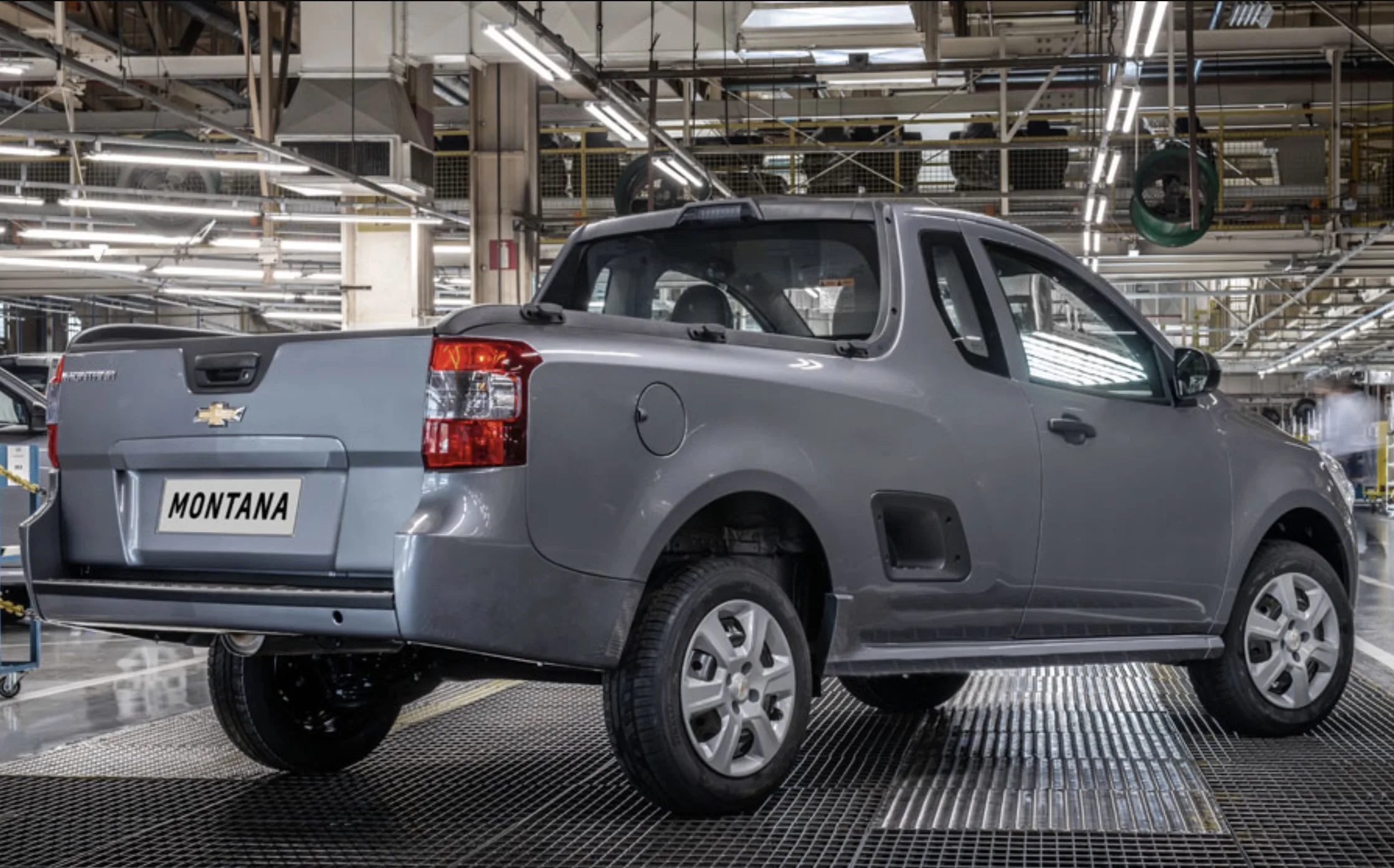 Chevrolet Montana de segunda geração usada combina caçamba de 1.100 litros, capacidade para 758 kg e manutenção simples, mas exige atenção à ignição, aos coxins e ao cabeçote