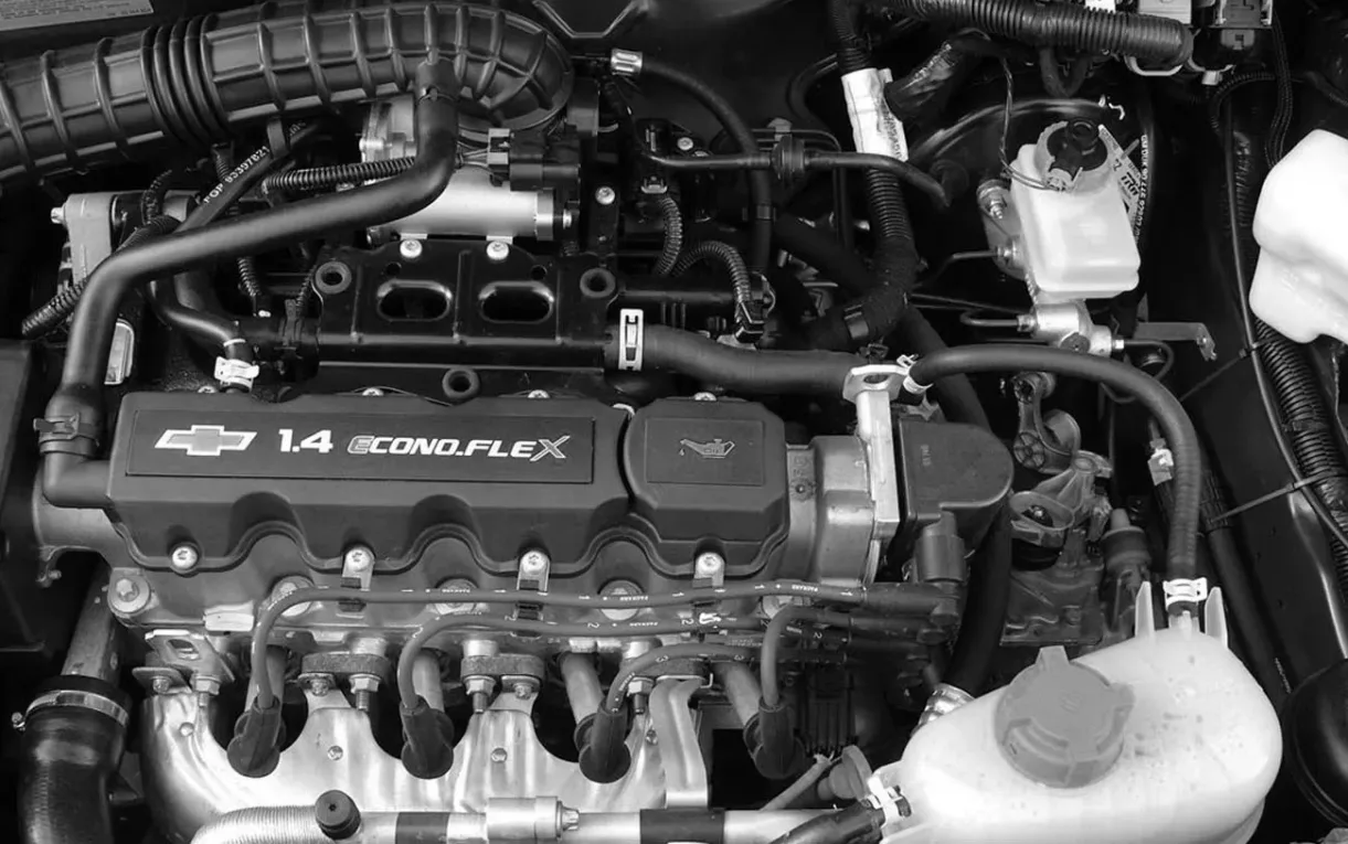 O motor 1.4 entrega até 97 cv com gasolina e leva o Prisma de 0 a 100 km/h em 10,6 segundos, desempenho forte para sua proposta simples.