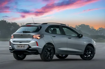 A Chevrolet apresentou a linha Onix 2027 com versões hatch e sedan, novas configurações Activ, ECO, Pro e Log, motor de até 115 cv e consumo de até 17,7 km/l
