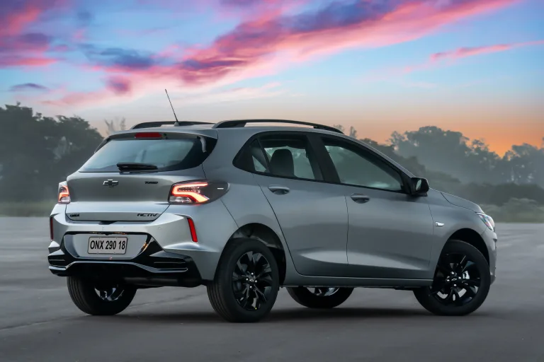 A Chevrolet apresentou a linha Onix 2027 com versões hatch e sedan, novas configurações Activ, ECO, Pro e Log, motor de até 115 cv e consumo de até 17,7 km/l