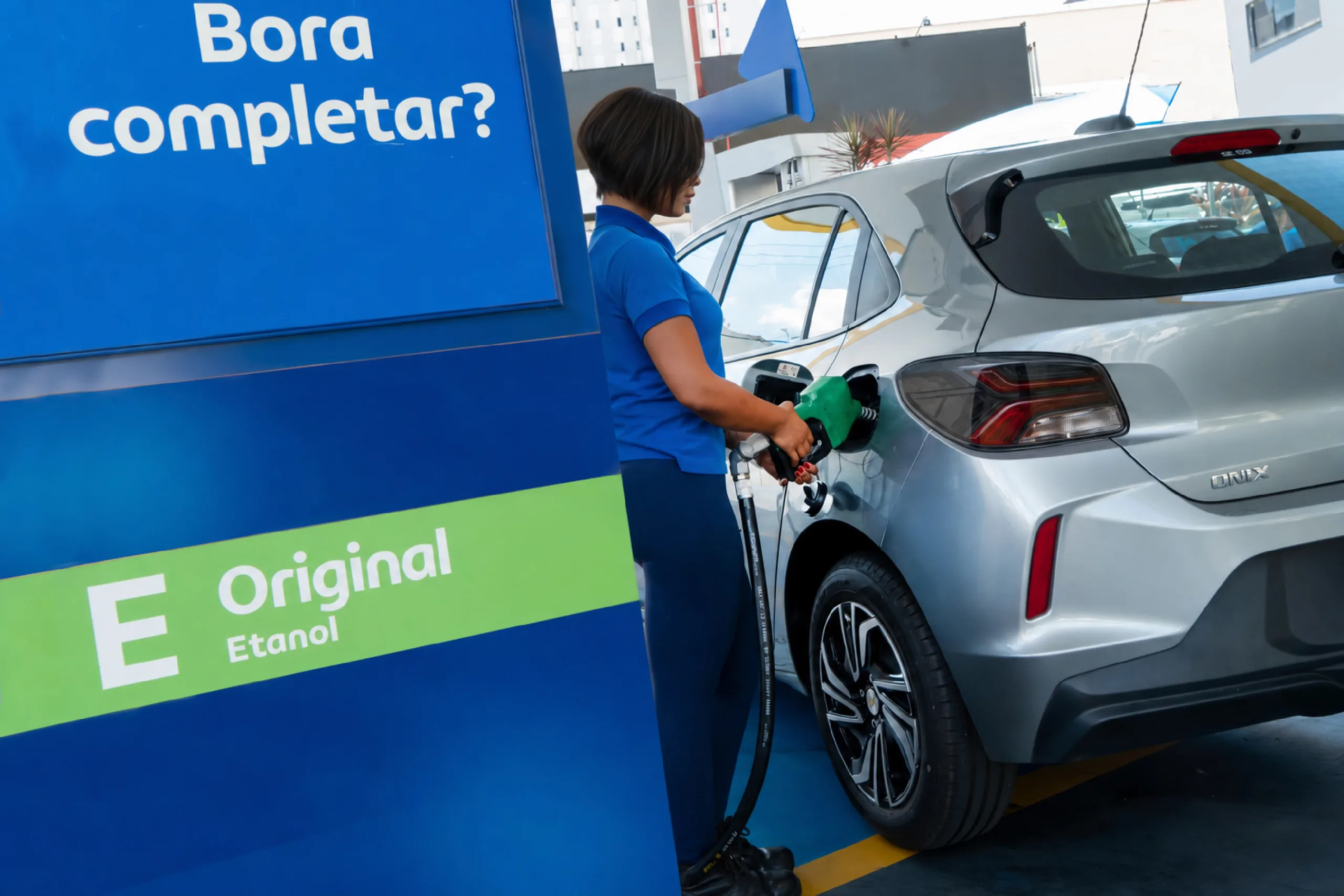 Onix Turbo AT ECO roda só com etanol, mantém motor 1.0 turbo de 115 cv, câmbio automático e foco em menor emissão de carbono.