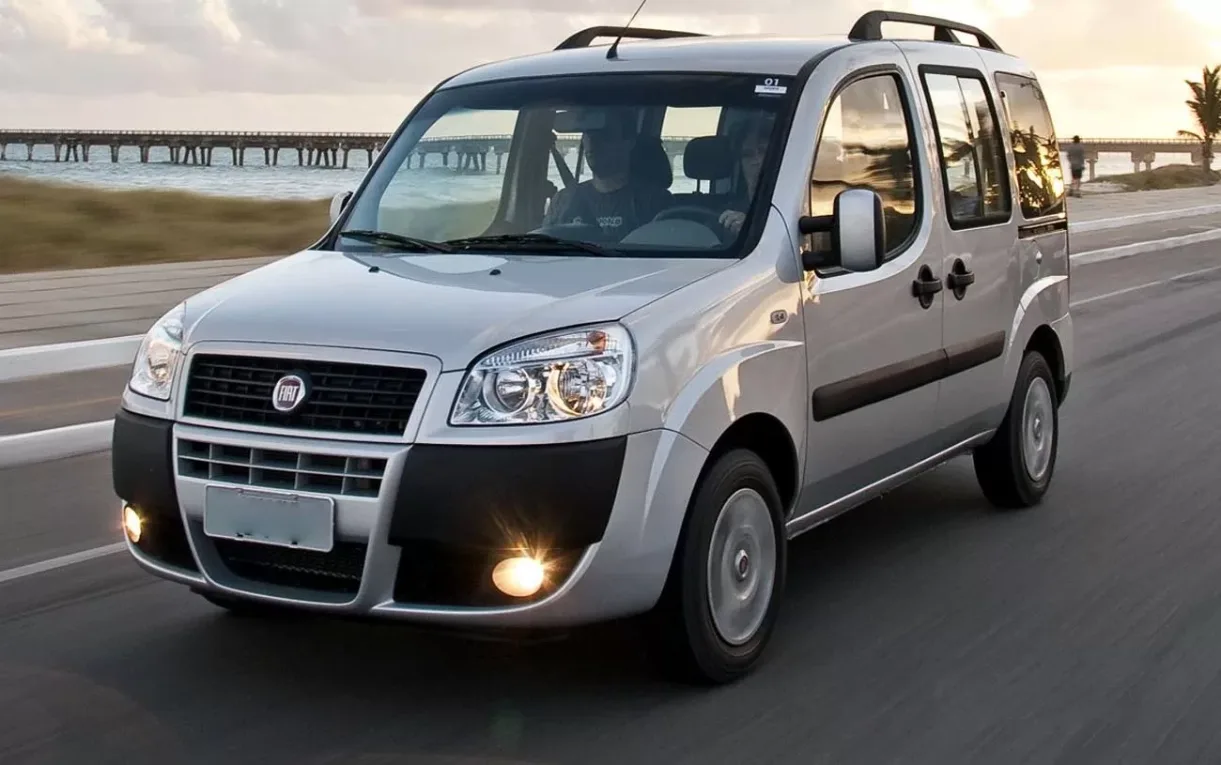 O Fiat Doblo Attractive 1.4 2012 mira quem precisa de espaço antes de qualquer luxo, com seis lugares, porta-malas de 665 litros e proposta familiar ou comercial.
