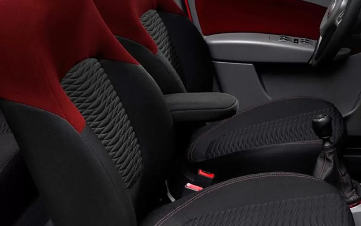 A cabine leva cinco pessoas, o porta-malas tem 280 litros e a carga útil chega a 400 kg, suficiente para rotina e pequenas viagens.