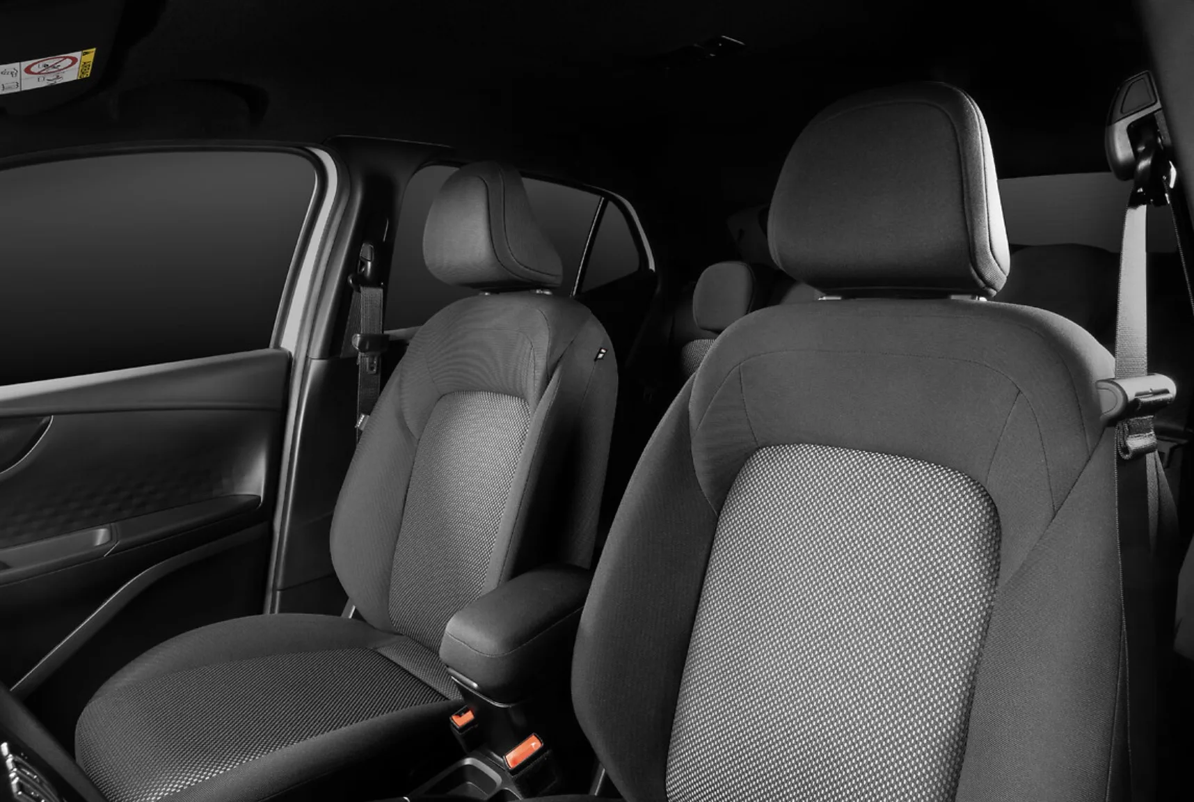 O pacote inclui central de 8,4 polegadas, Apple CarPlay, Android Auto, ar automático, volante multifuncional e acabamento correto.