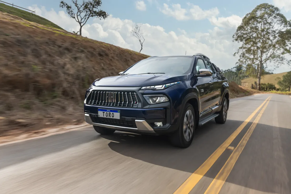 A Fiat Toro 2027 tornou-se a primeira picape híbrida produzida no Brasil ao receber sistema híbrido-leve de 48 volts nas versões Volcano e Ultra. A novidade busca reduzir consumo e emissões.