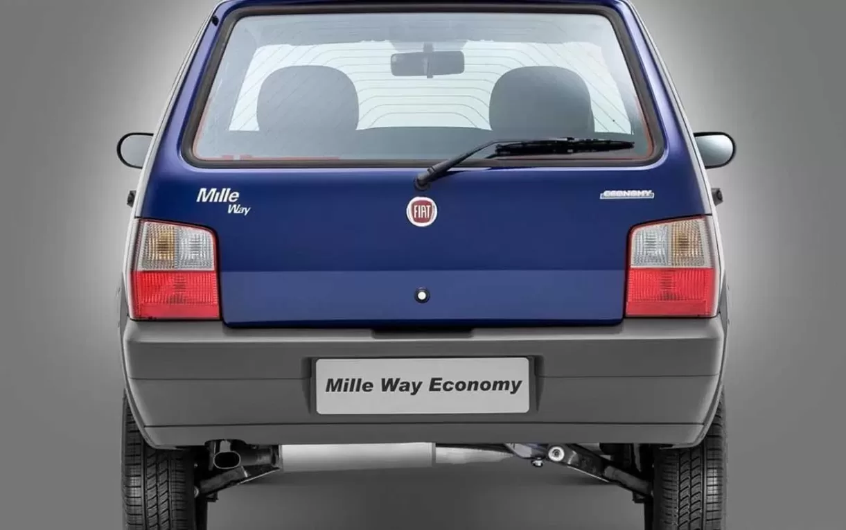 Na prática, o Uno Mille pode servir bem para quem procura um carro compacto, leve e fácil de estacionar. Com 820 kg, 3.693 mm de comprimento e porta-malas de 290 litros, ele atende deslocamentos curtos, rotina de trabalho e pequenas viagens sem carregar promessa de conforto moderno.