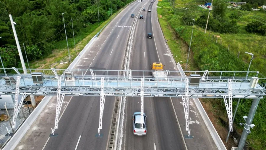 É verdade que meu carro pode ser cobrado como caminhão em pedágio eletrônico? Entenda quando a cobrança errada pode acontecer