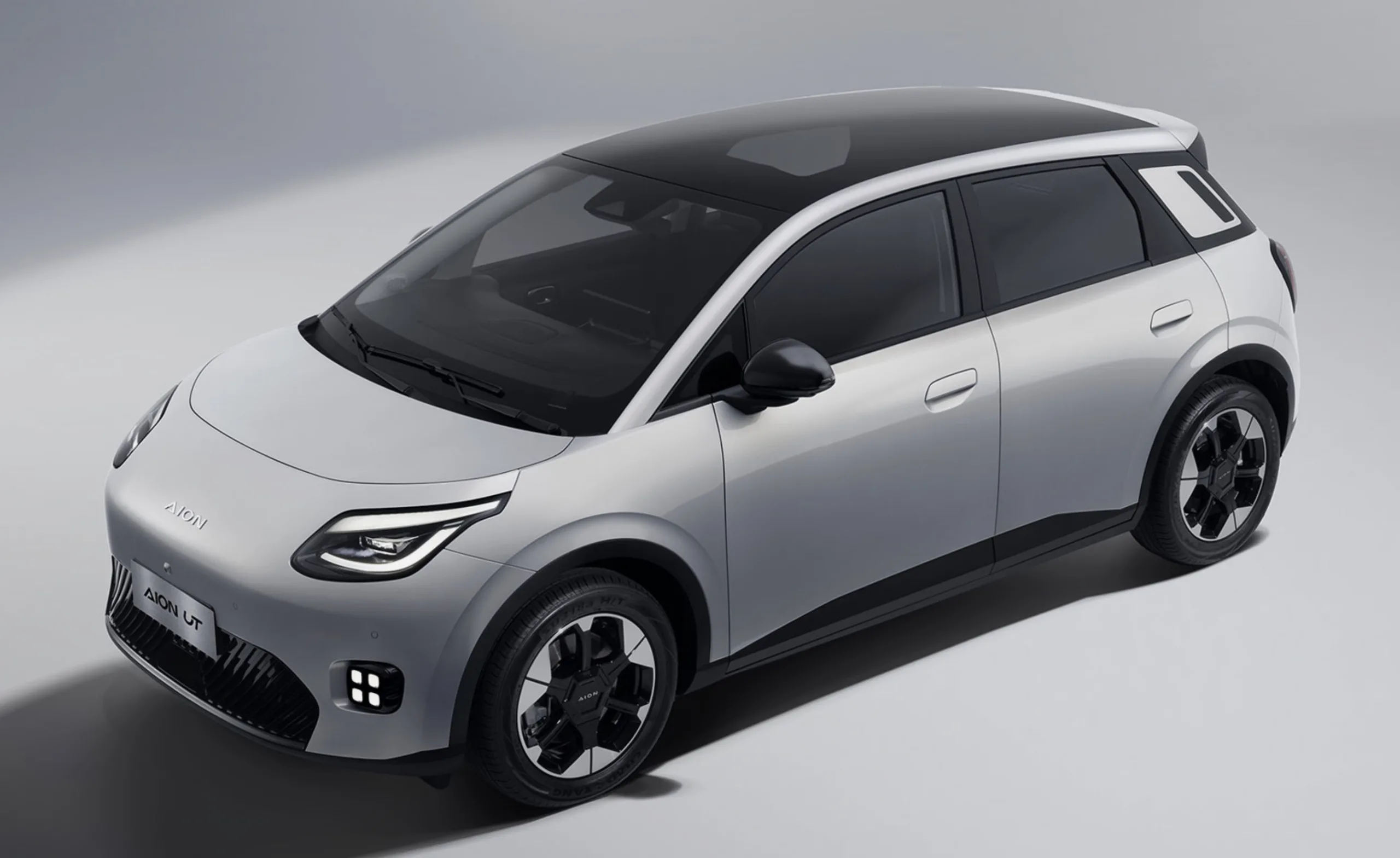 O GAC Aion UT estreia no Brasil como hatch elétrico para enfrentar BYD Dolphin, Geely EX2 e GWM Ora 03 na faixa abaixo de R$ 160 mil.
