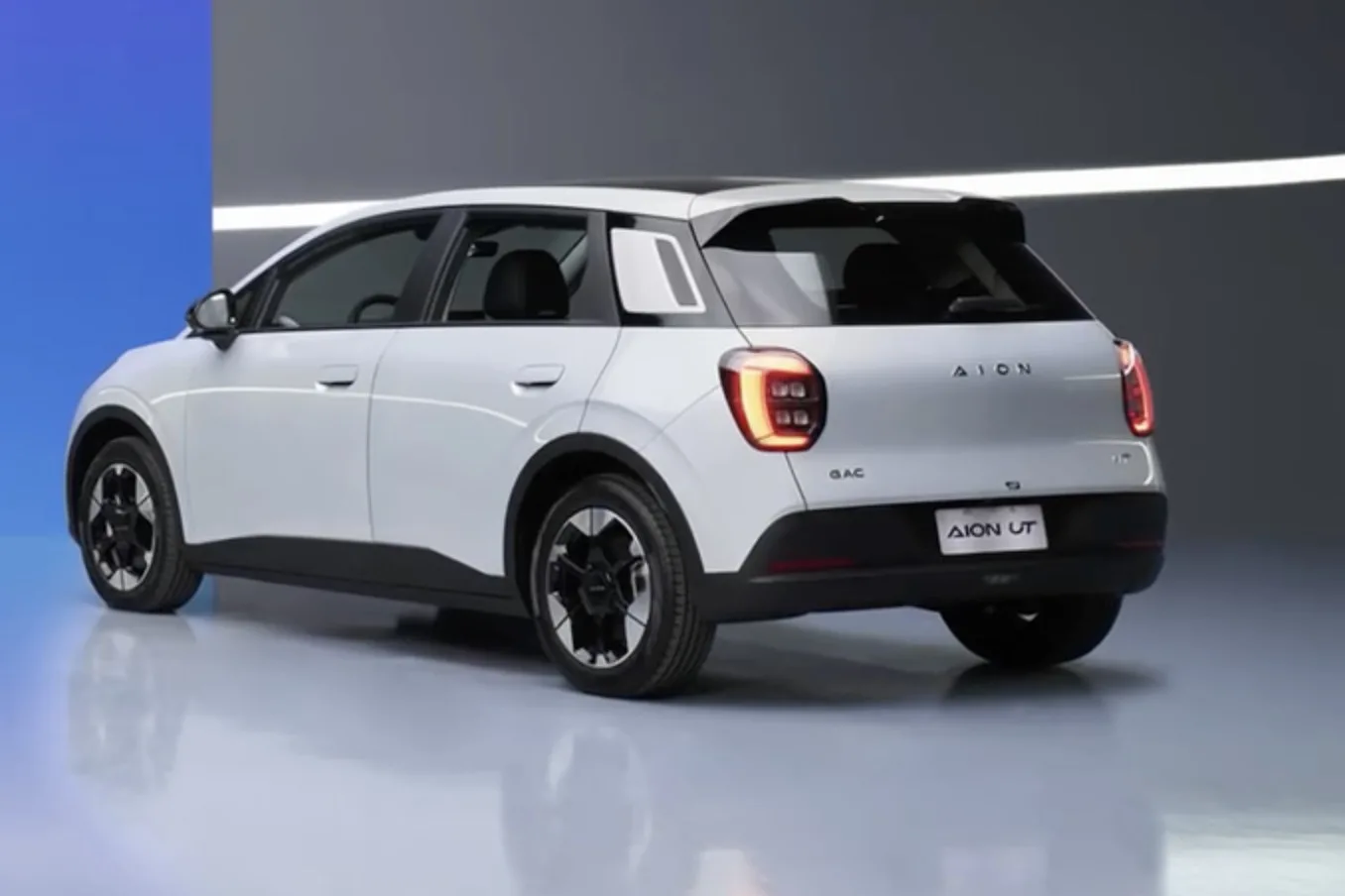 A versão Premium usa bateria de 44,12 kWh e roda 253 km pelo Inmetro; a Elite tem bateria de 60 kWh e autonomia de 310 km.