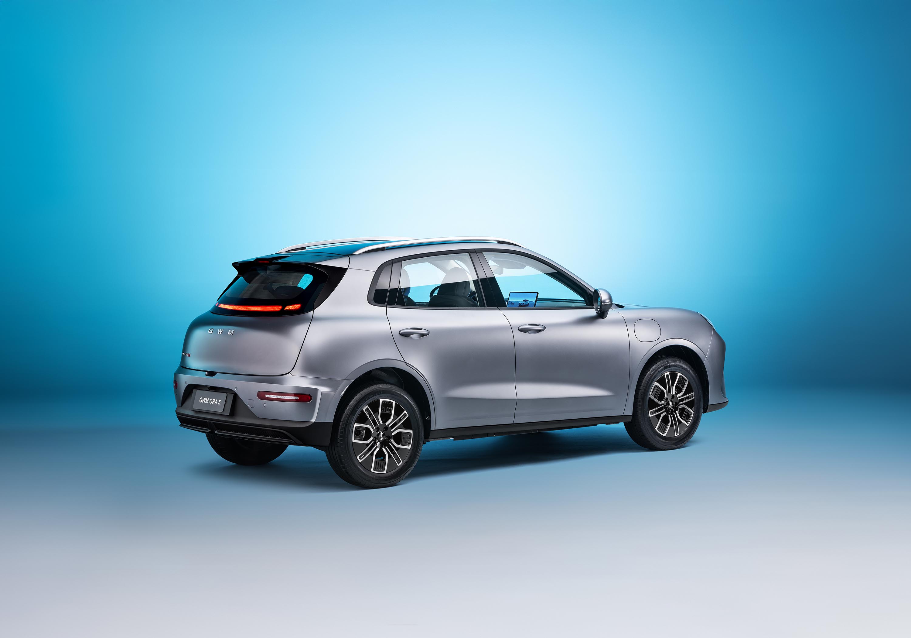 GWM Ora 5 por R$ 159 mil: 100% elétrico enfrenta SUVs a combustão com 204 cv, bateria de 58,3 kWh, autonomia de 349 km e aceleração de 0 a 100 km/h em 7,7 segundos
