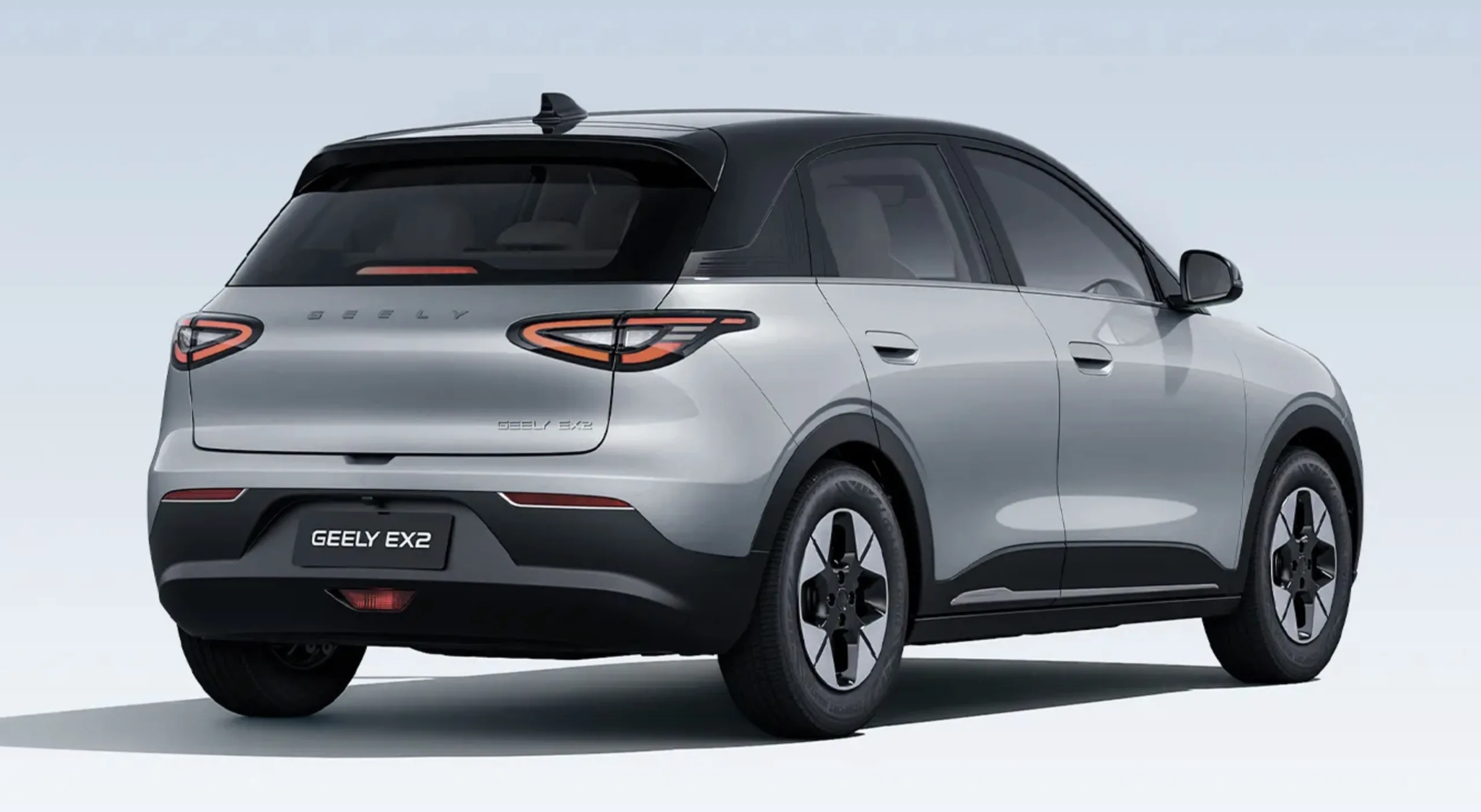 O Geely EX2 custa R$ 123.800 na versão Pro e R$ 136.800 na Max, ambas com motor elétrico de 116 cv e tração traseira.