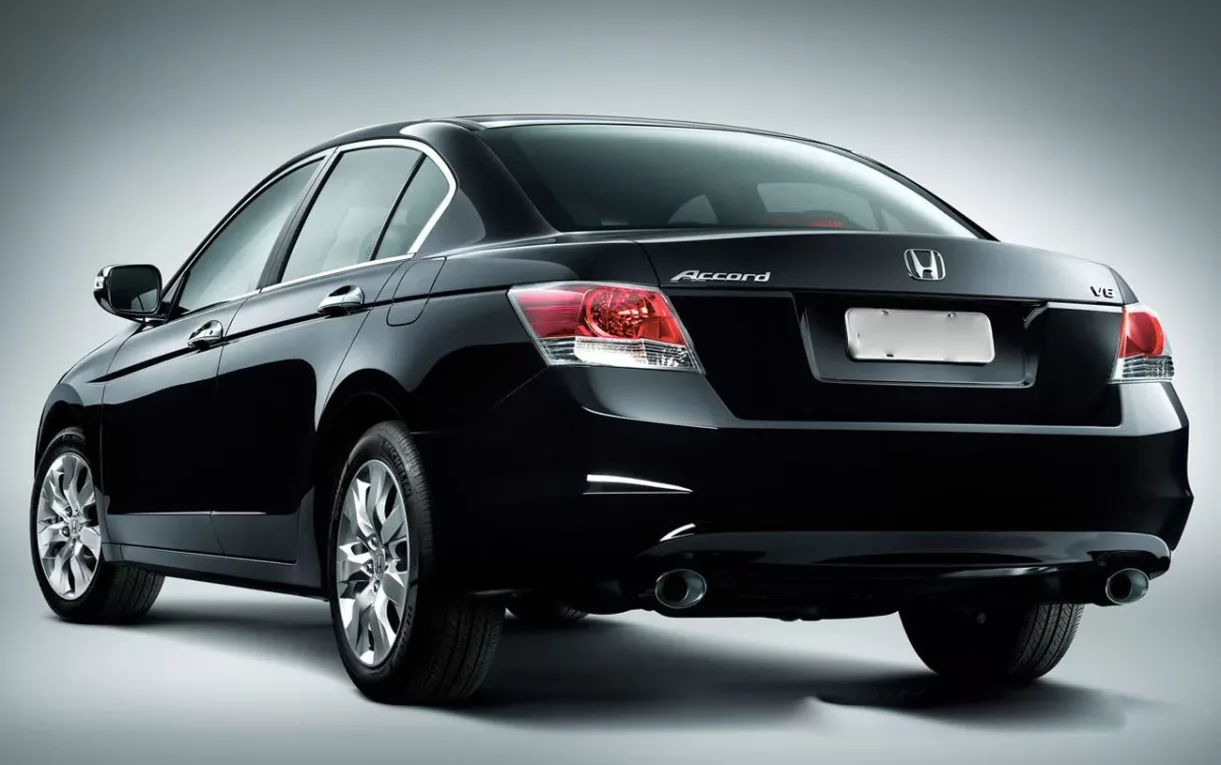 O Accord EX 2008 chegou importado como um sedan grande da oitava geração, voltado a famílias e motoristas que percorrem longas distâncias.