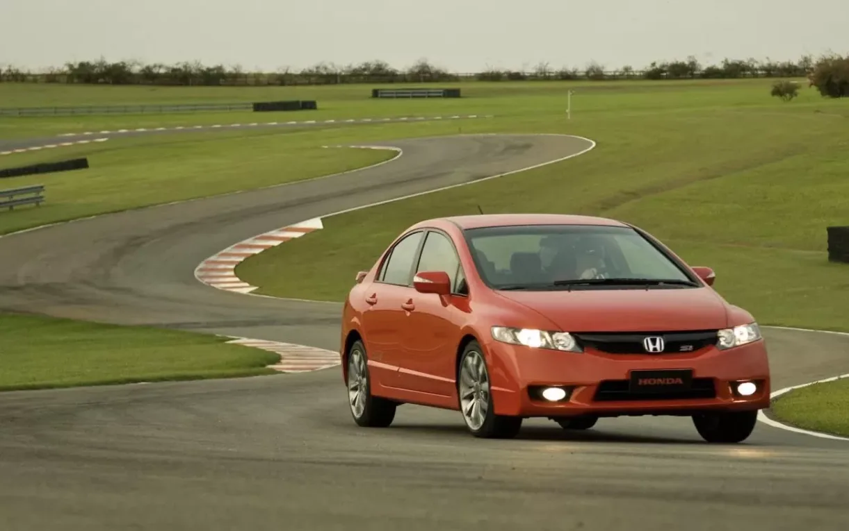 O Civic Si 2011 une carroceria de sedan médio, quatro portas, cinco lugares, porta-malas de 340 litros e motor aspirado de 192 cv.