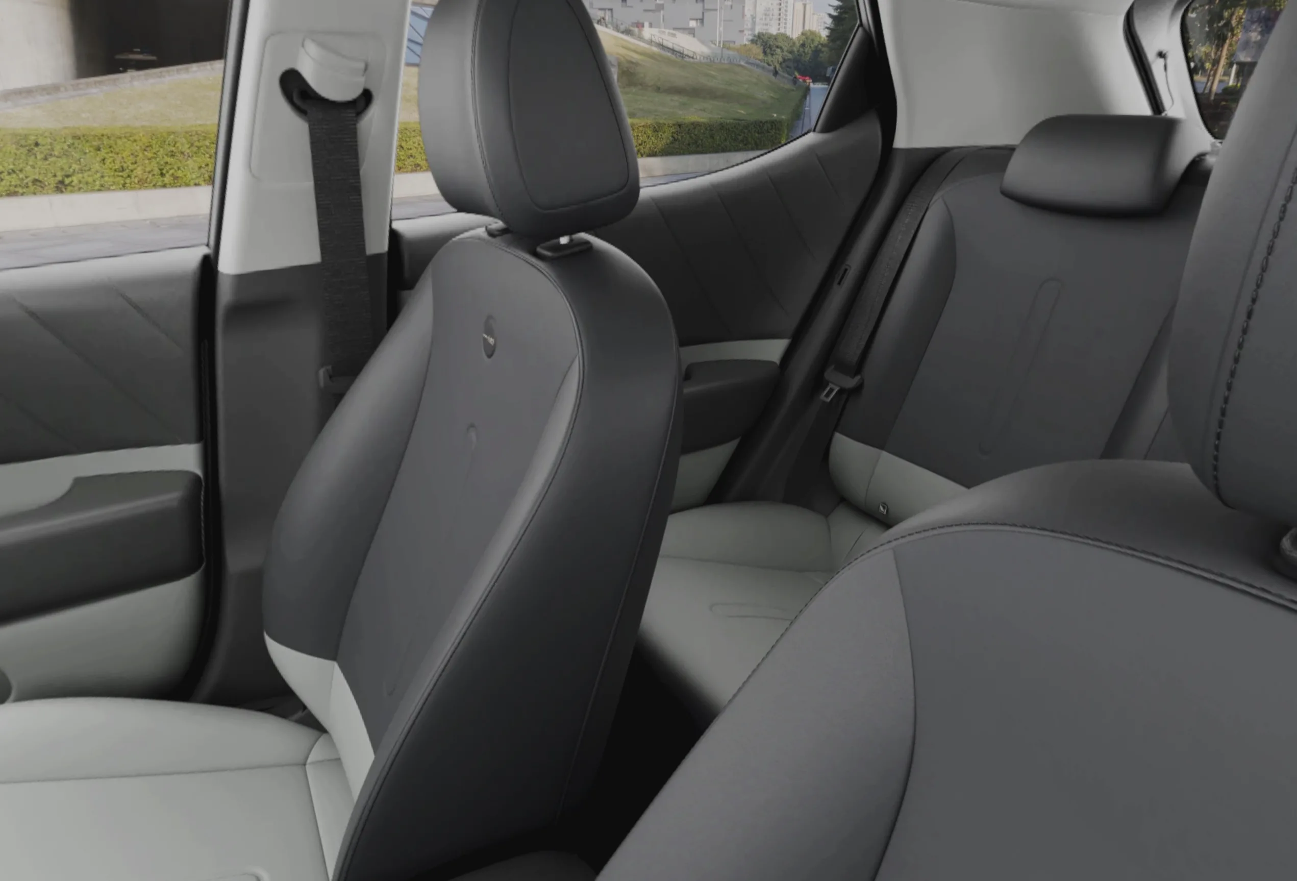 Desde a versão Comfort, o i20 traz seis airbags, faróis de LED, painel digital, multimídia de 10,25 polegadas, Bluelink e partida por botão.