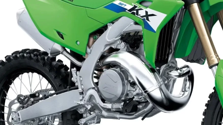 O novo motor de 327 cm³ utiliza injeção eletrônica, refrigeração líquida e sistema de gerenciamento eletrônico da exaustão. A proposta é oferecer força consistente desde baixas rotações.