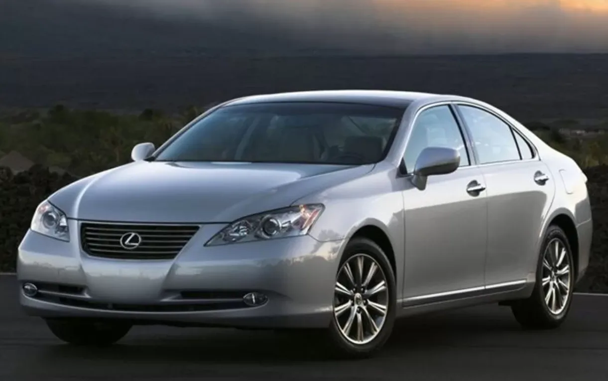 O motor 3.5 V6 de 284 cv muda a conversa na estrada, porque o sedan sai para ultrapassar sem drama, com força limpa e câmbio automático de seis marchas.