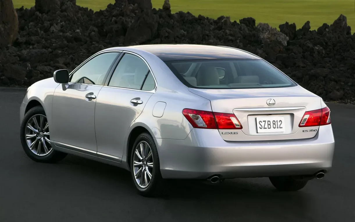 O Lexus ES350 2008 parece fino demais para estar na faixa dos R$ 57 mil, mas basta levantar o carro no elevador para saber se o antigo dono cuidou ou só poliu.