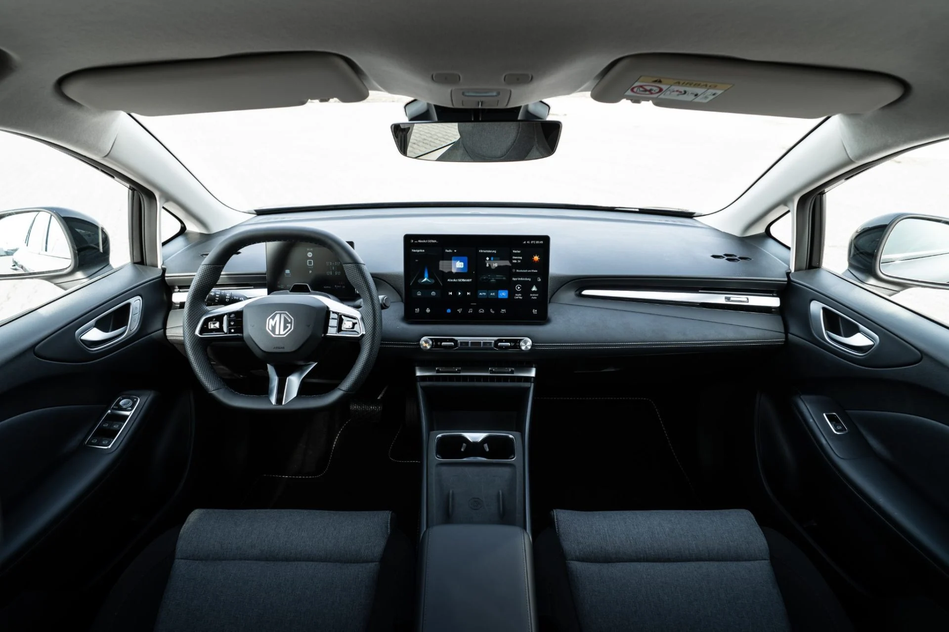 Além da autonomia, o espaço interno chama atenção. O entre-eixos de 2,75 metros supera até mesmo o registrado pelo Toyota Corolla.