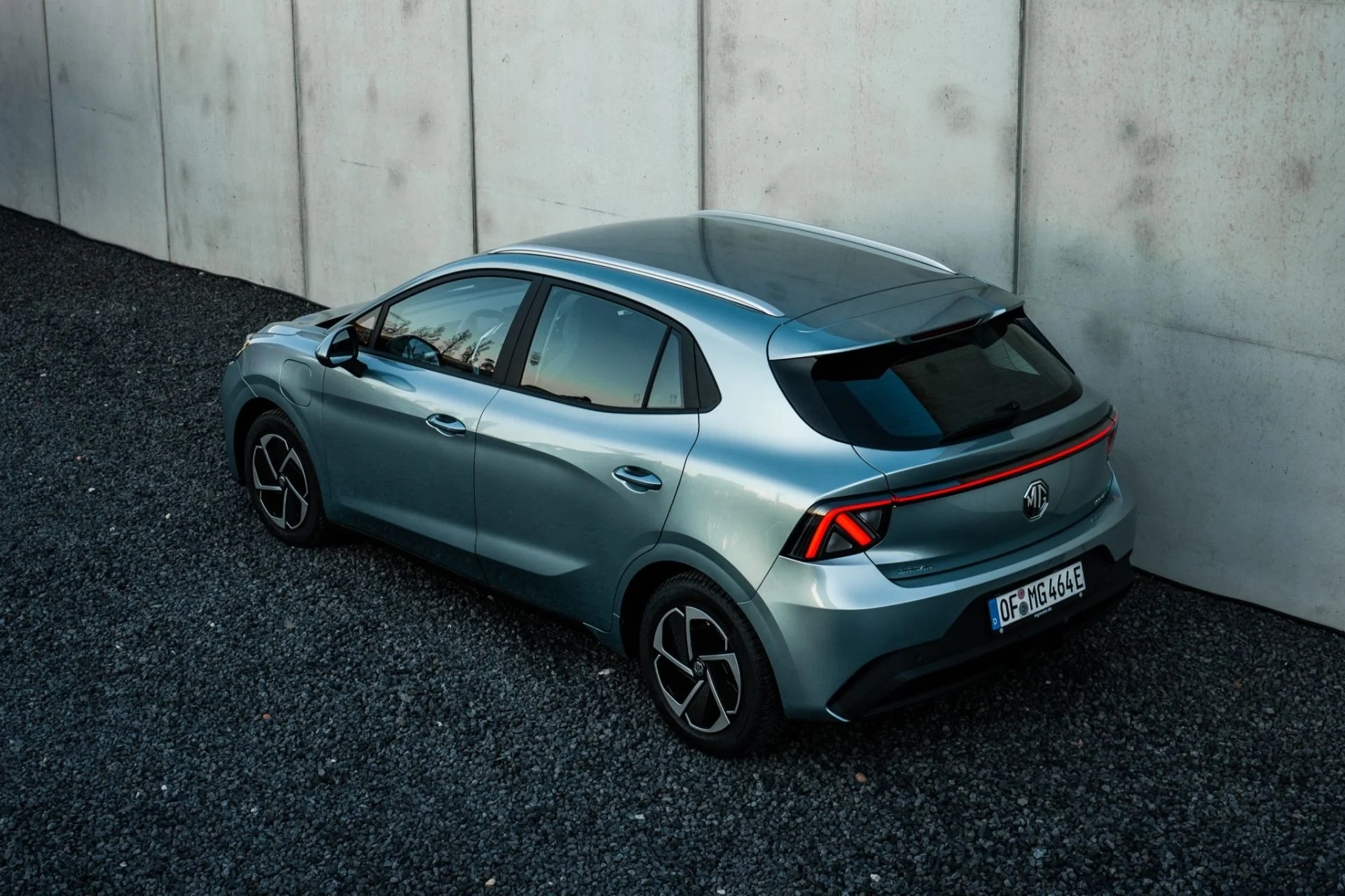 A versão equipada com bateria de 43 kWh alcança até 299 km de autonomia no ciclo oficial utilizado pelo Inmetro para veículos elétricos.