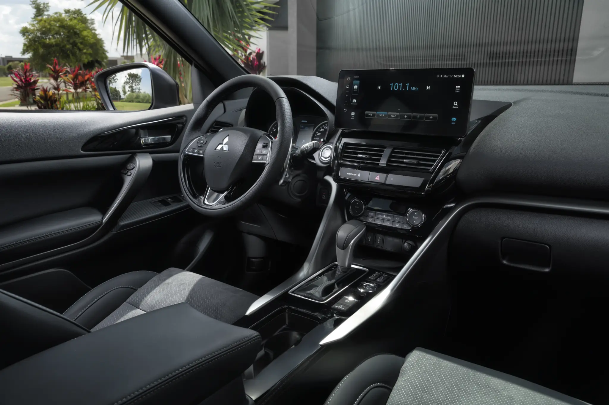 O sistema JBL reúne quatro alto-falantes, dois tweeters, subwoofer e amplificador de 400 W, além de Android Auto e Apple CarPlay sem fio.
