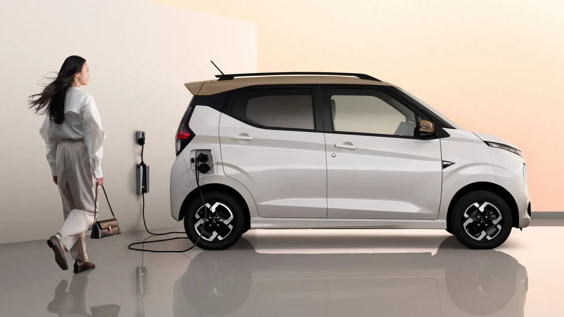 Com apenas 3,39 metros de comprimento, o hatch segue as regras dos kei cars japoneses. O foco é a mobilidade urbana com aproveitamento máximo do espaço interno.