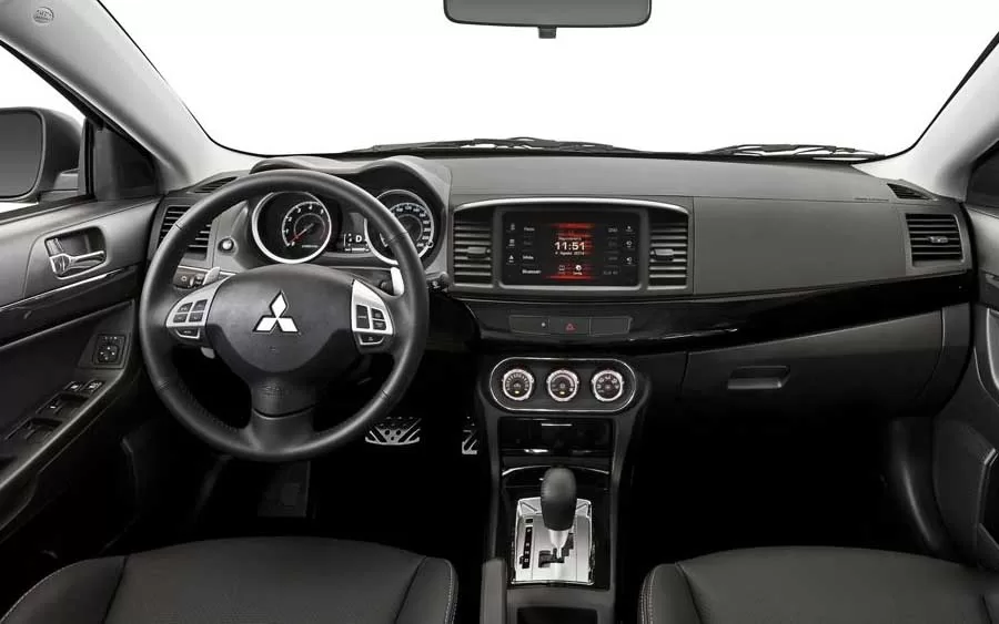 Bancos em couro, teto solar elétrico, airbags de cortina, controle de estabilidade e GPS fazem parte da lista de equipamentos.