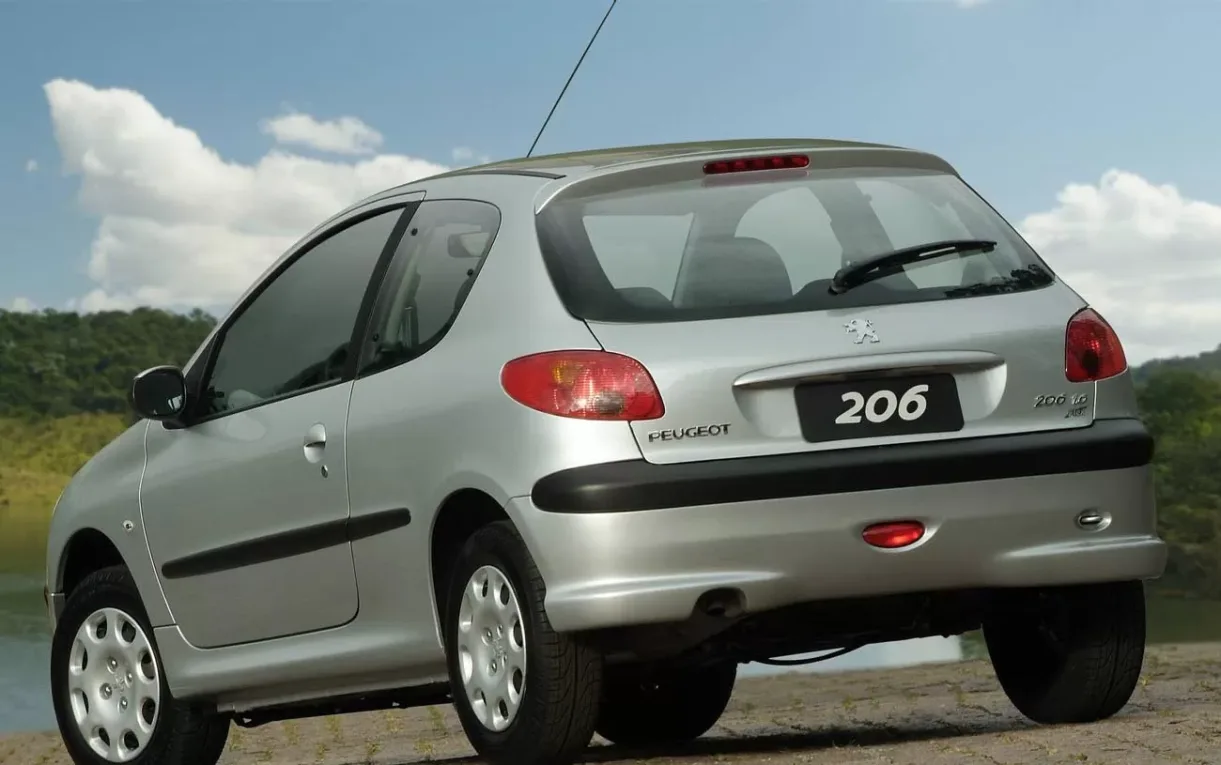 Peugeot 206 1.4 2008 usado tem preço baixo e mira quem quer hatch compacto, econômico e fácil de manobrar na cidade.