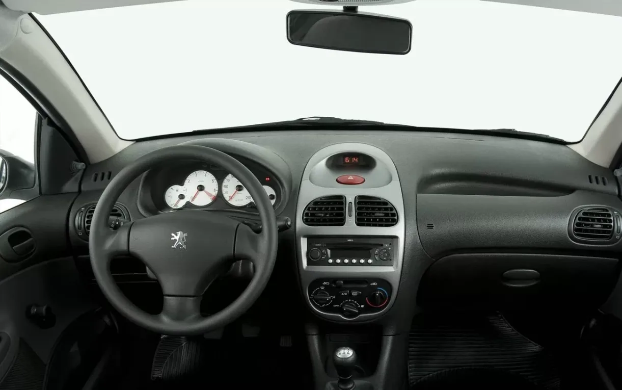 A direção hidráulica deixa o volante mais leve em manobras, e o giro de 9,8 m ajuda o Peugeot 206 2008 a encarar garagens, vagas apertadas e ruas estreitas.
