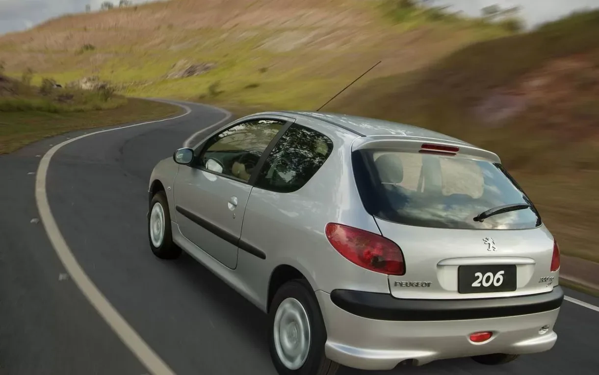 O consumo chega a 10,7 km/l na cidade e 14,2 km/l na estrada com gasolina, com autonomia rodoviária de até 710 km.