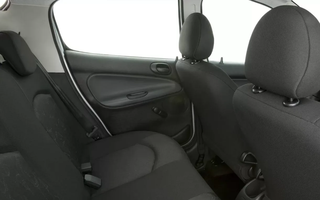 Com 245 litros de porta-malas, 2 portas e espaço para 5 ocupantes, o hatch atende compras, mochilas e deslocamentos curtos.