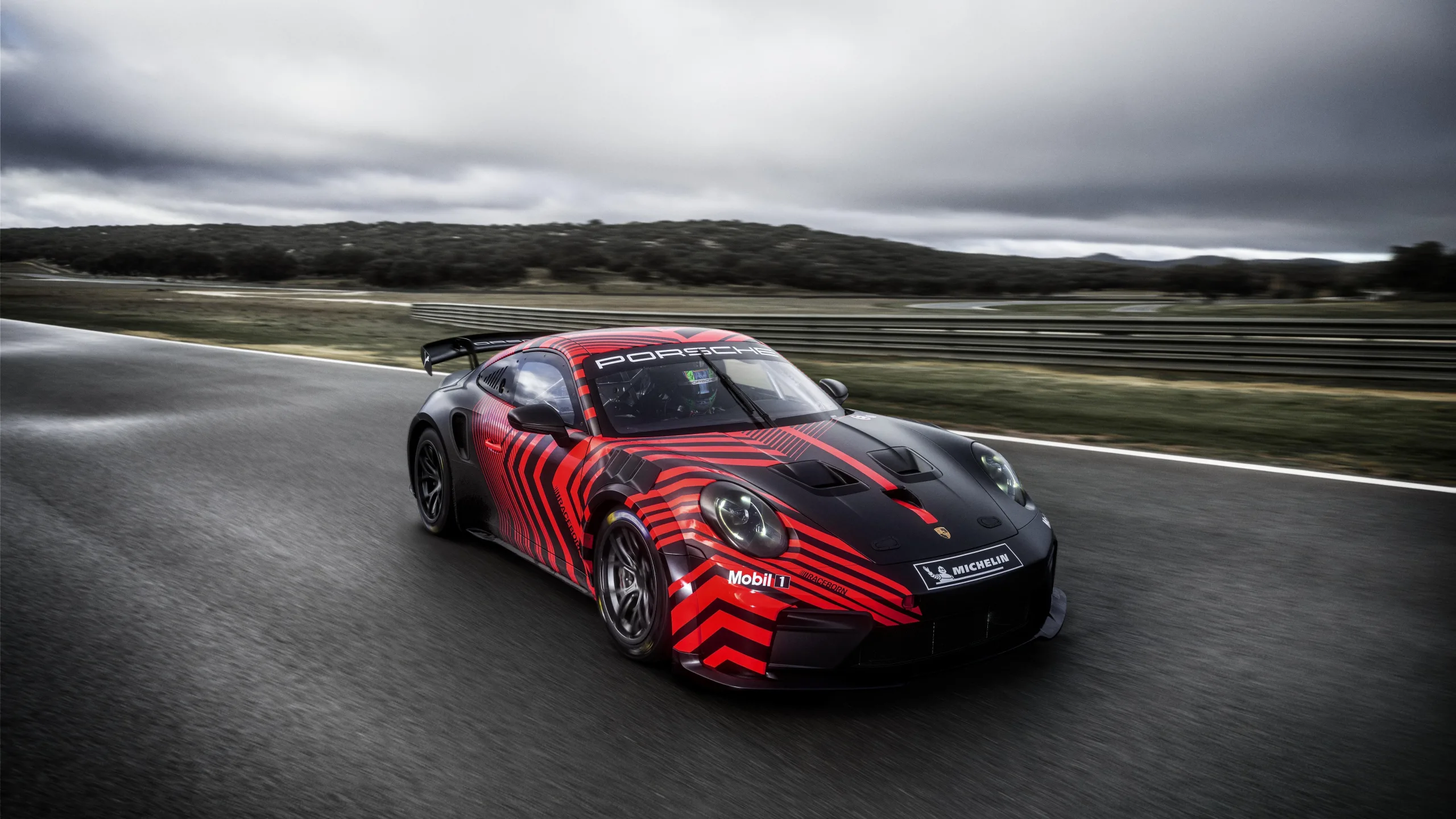 O motor é o boxer 4.0 aspirado de seis cilindros usado no GT3 Cup, com até 513 cv e 47,9 kgfm, números que podem mudar pelo Balance of Performance.