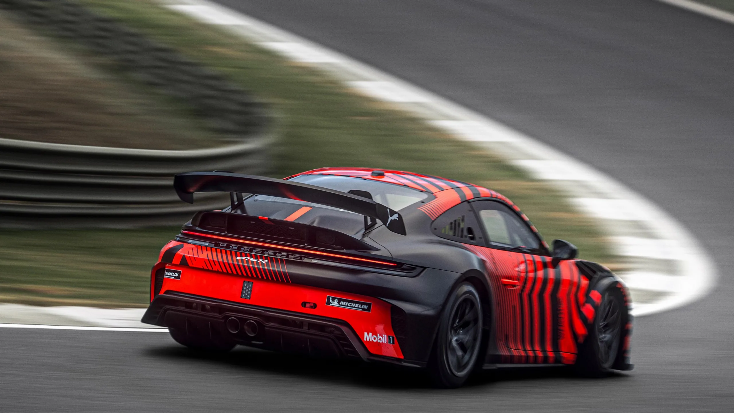 O 911 GT4 R nasce a partir do 911 GT3 Cup da geração 992.2, mas recebeu mudanças em suspensão, rodas e aerodinâmica para cumprir o regulamento GT4.