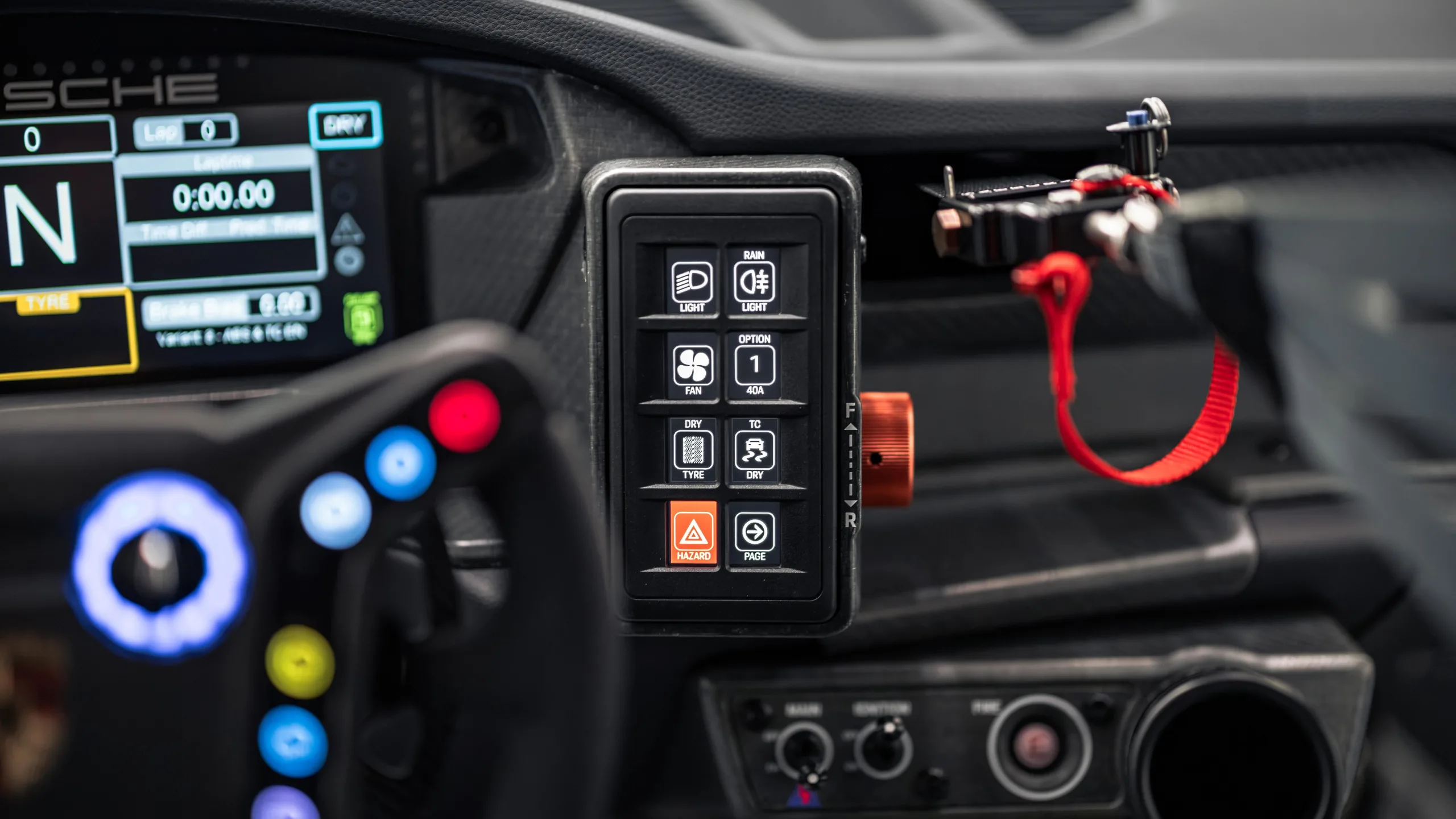 O cockpit traz painel digital de 10,3 polegadas, GPS integrado e sistema de aquisição de dados, usado pela equipe para ler o carro durante treinos e provas.