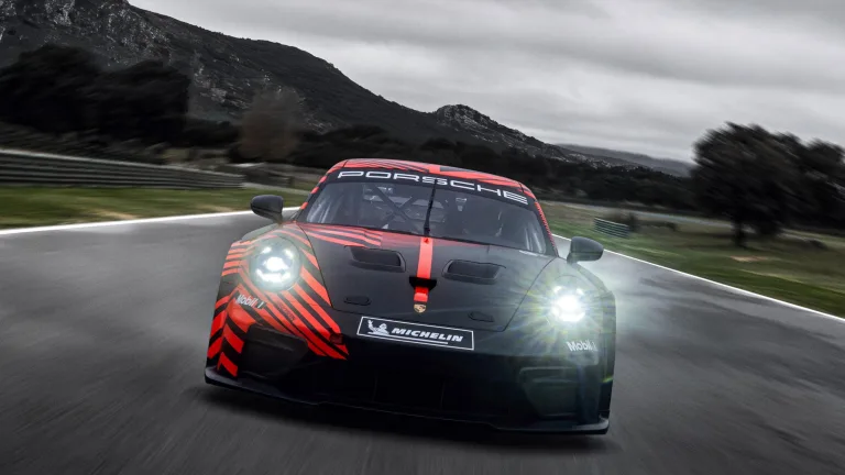 Novo Porsche 911 GT4 R chega com 513 cv para aposentar o Cayman nas pistas
