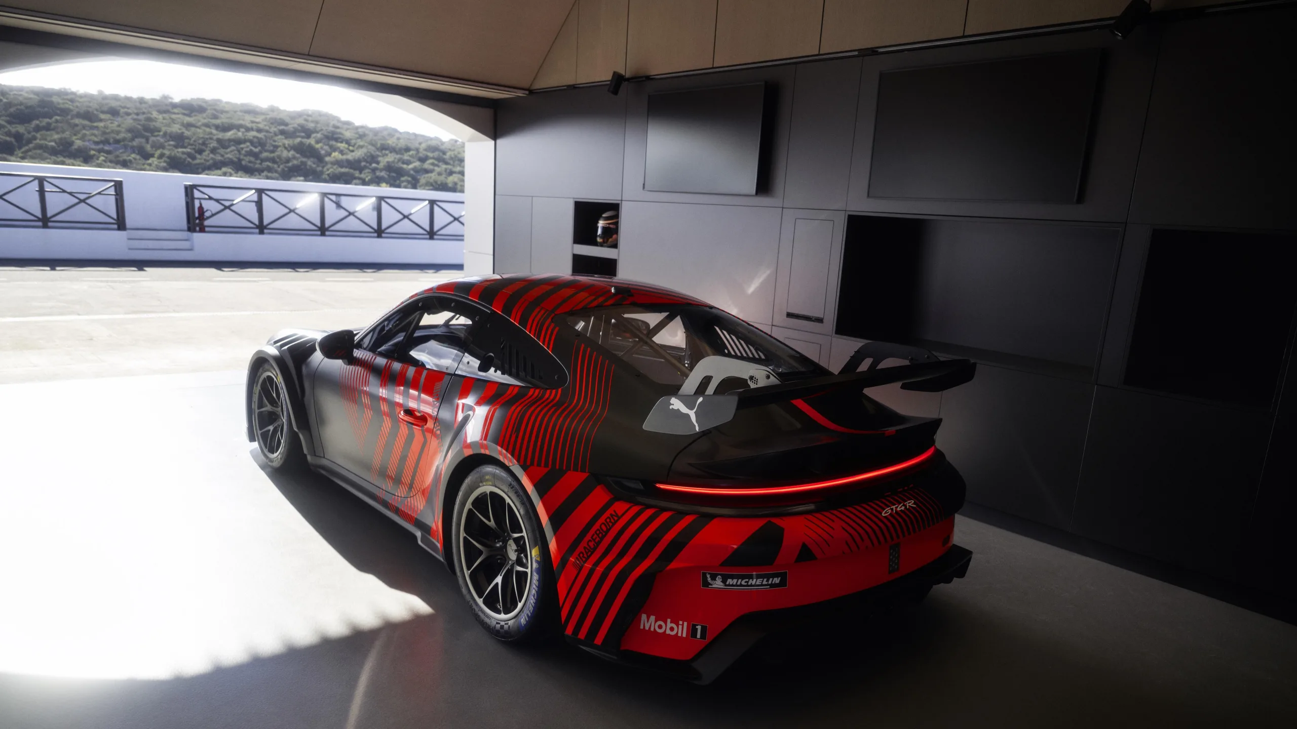 O Porsche 911 GT4 R já está homologado para SRO GT4 America e IMSA Michelin Pilot Challenge, com preço de US$ 375.000 nos Estados Unidos.
