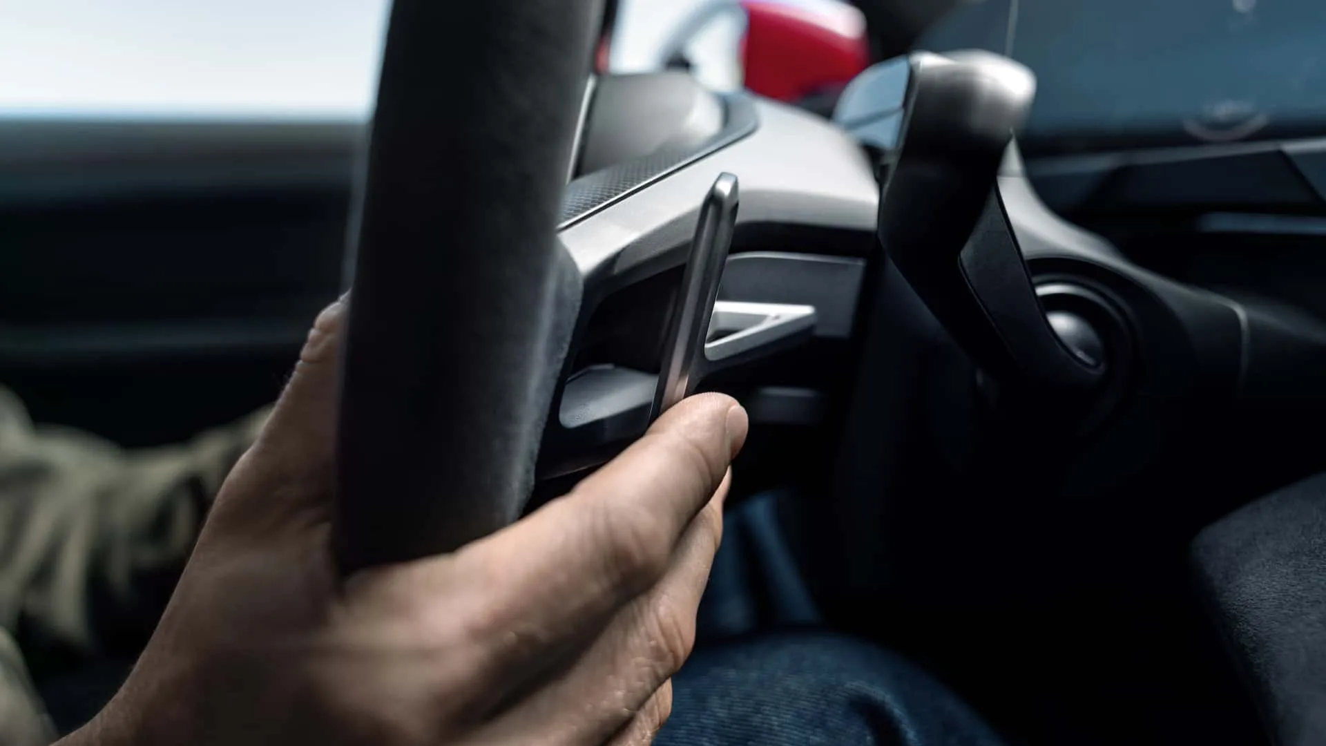O sistema E-Shift é ativado por um botão azul no volante e altera som, torque, freio motor e indicação de marcha no painel digital.
