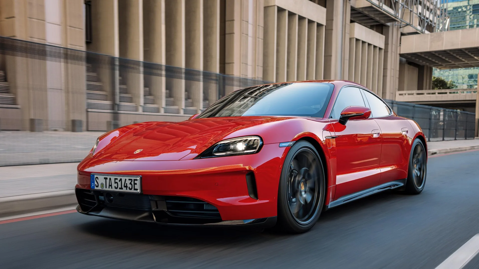 O Porsche Taycan 2027 passou a simular oito marchas, com aletas no volante, trancos programados e resposta inspirada em transmissões esportivas.