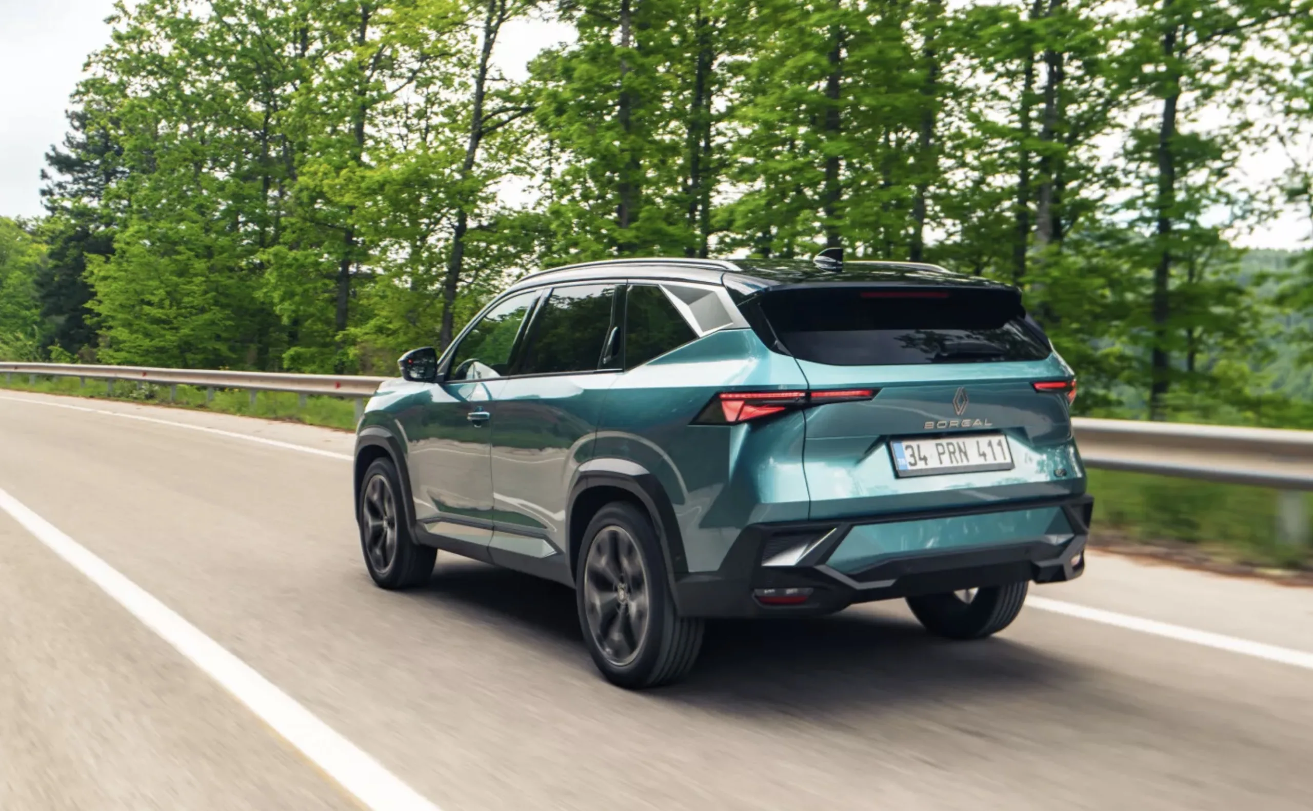 A versão E-Tech 4x4 terá motor elétrico no eixo traseiro e poderá alternar entre tração dianteira, traseira ou integral conforme a demanda.