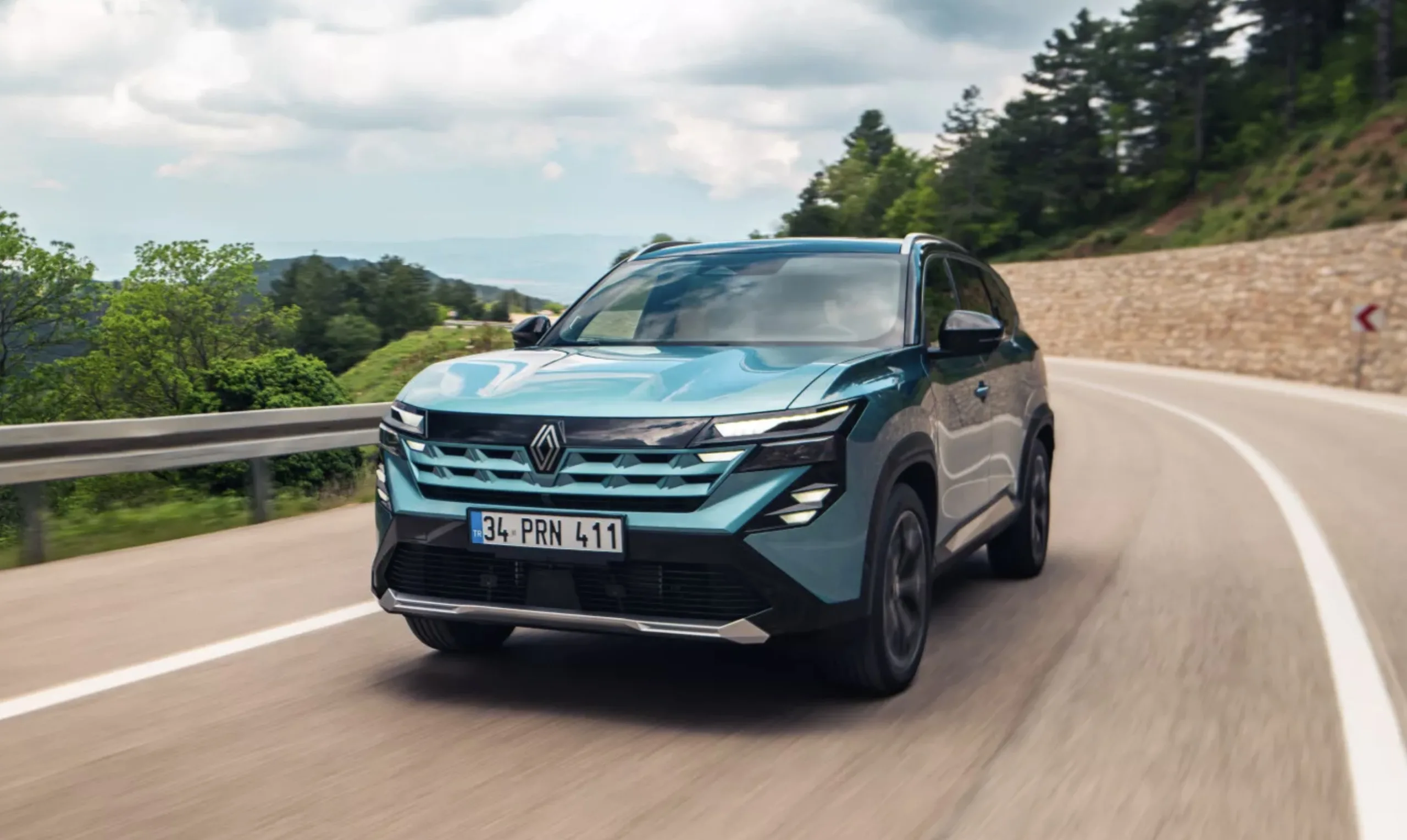 A estreia europeia traz três motores: E-Tech Hybrid 160, 1.3 turbo TCe de 145 cv e E-Tech 4x4, combinação que muda bastante a história do SUV.