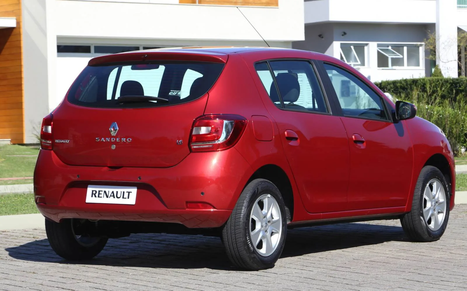 O Sandero Dynamique 2017 custa a partir de R$ 39.890 e oferece espaço para cinco passageiros, atendendo famílias que não querem migrar para um modelo maior.