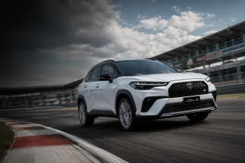 Toyota Corolla Cross 2027 recebeu atualizações no visual, nova central multimídia e preços entre R$ 194.790 e R$ 223.790, mantendo os motores já conhecidos da linha