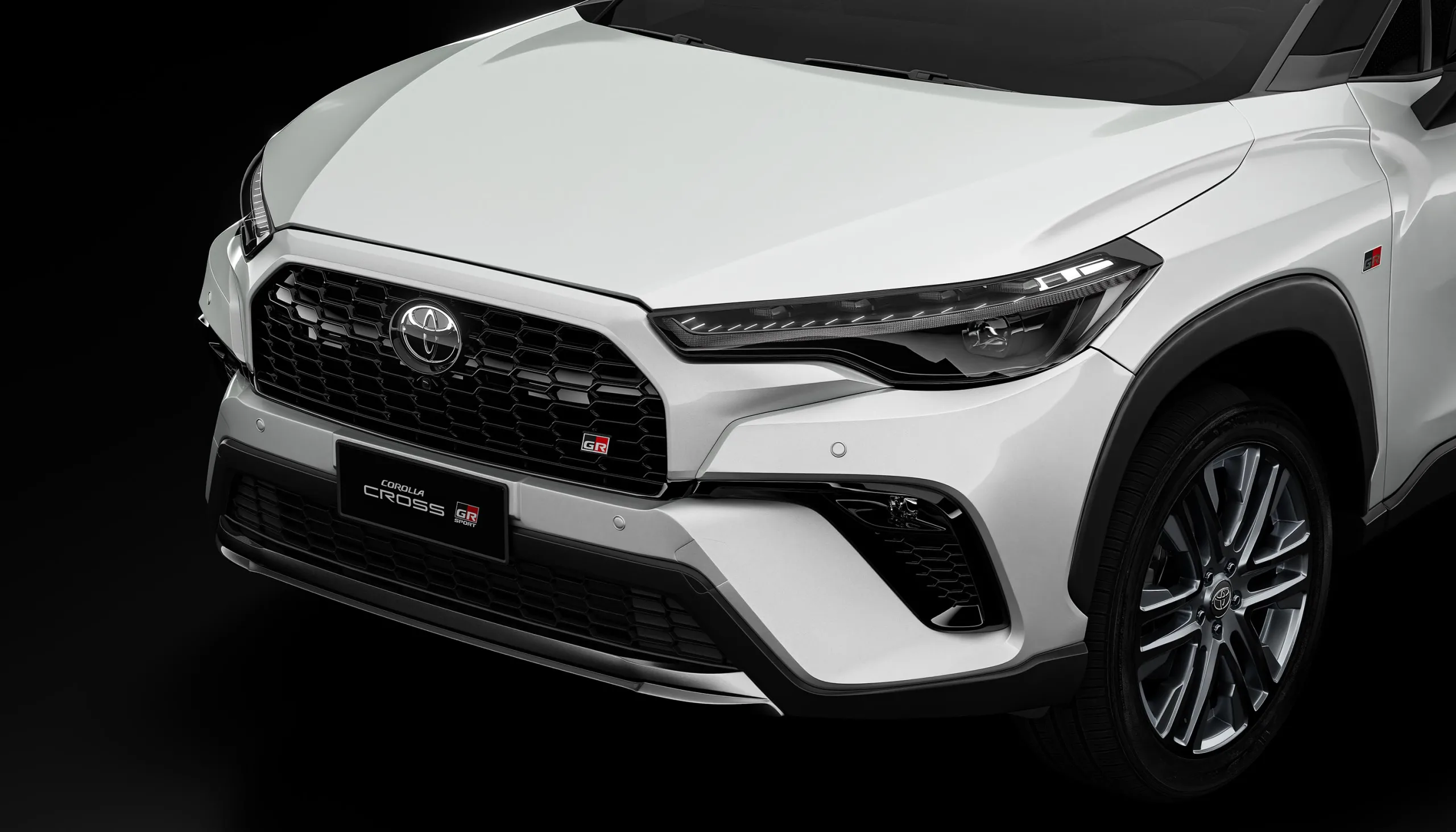 A versão GR Sport recebeu para-choques exclusivos, nova grade frontal, rodas com detalhes em preto e acabamento externo inspirado nos modelos vendidos fora do Brasil.