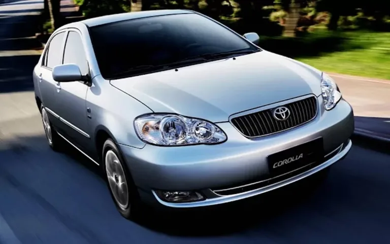Você compraria um Toyota Corolla 2005 hoje? O que esse sedan japonês ainda entrega em 2026 pode surpreender quem acha que ele ficou ultrapassado