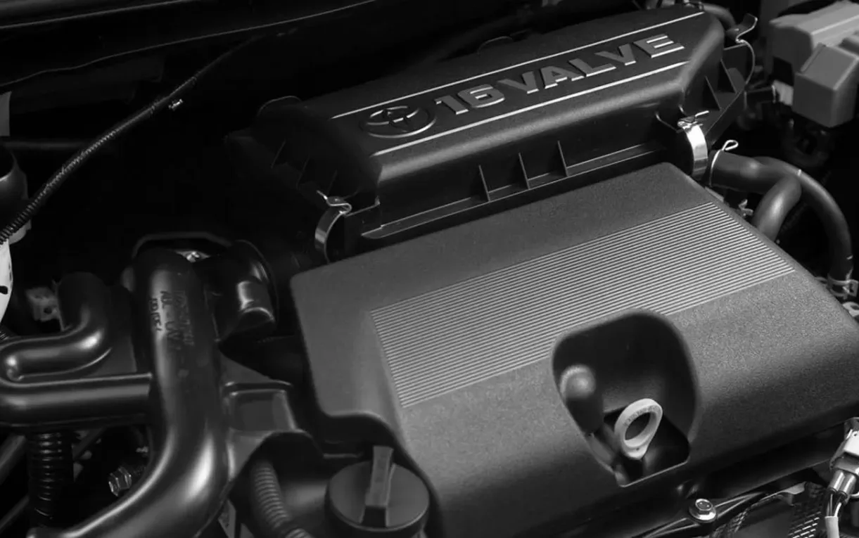 O motor 1.3 flex entrega até 84 cv e trabalha com câmbio manual de cinco marchas, oferecendo desempenho adequado para cidade e viagens ocasionais.