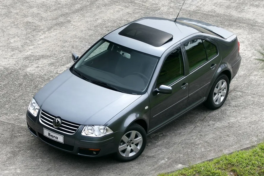 O Bora 2010 começa em R$ 38.990 e entrega motor 2.0 flex de 120 cv, suspensão bem acertada e câmbio automático de seis marchas.