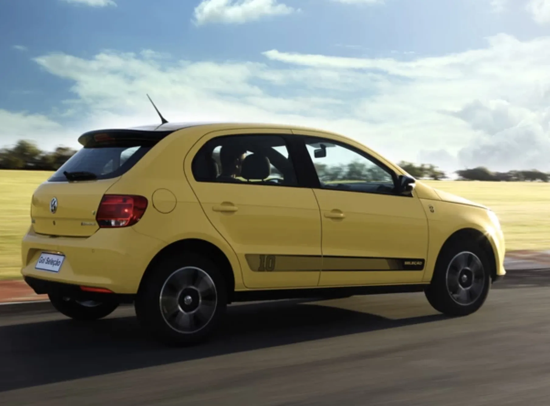 A Volkswagen apostou em adesivos, rodas diferenciadas e detalhes internos temáticos para transformar o hatch em uma edição comemorativa.